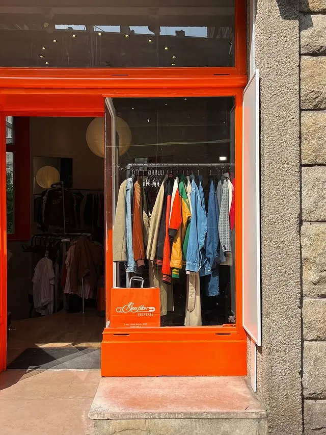 La devanture orange de la friperie Bon Filon dans une ruelle de Saint-Malo Intra-Muros
