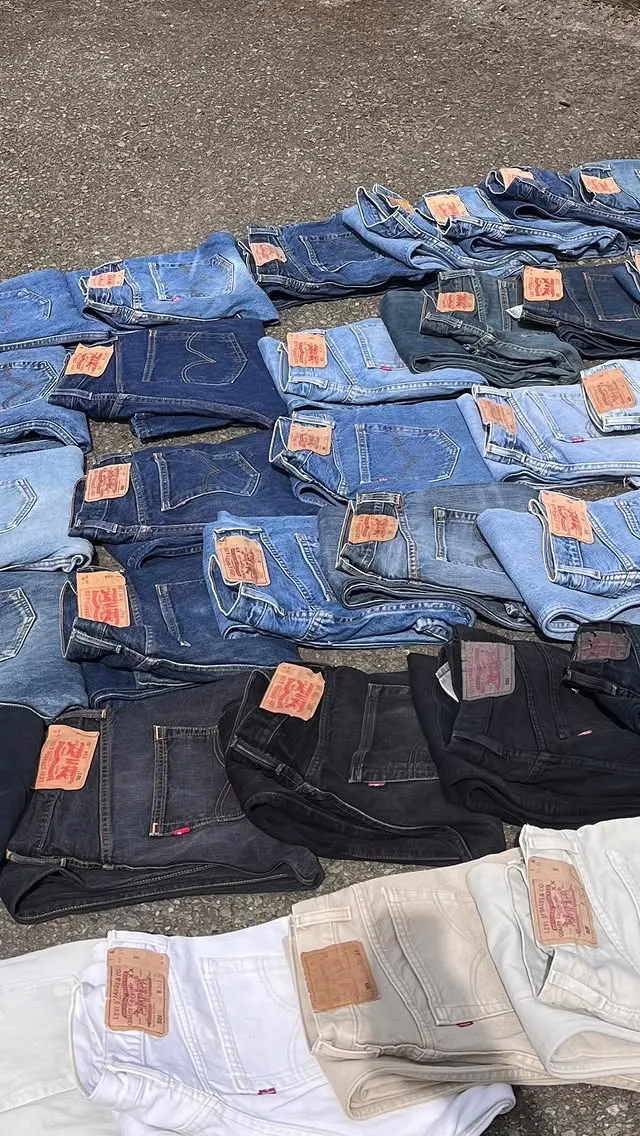 Jeans Levi's étalés sur les pavés de Saint-Malo
