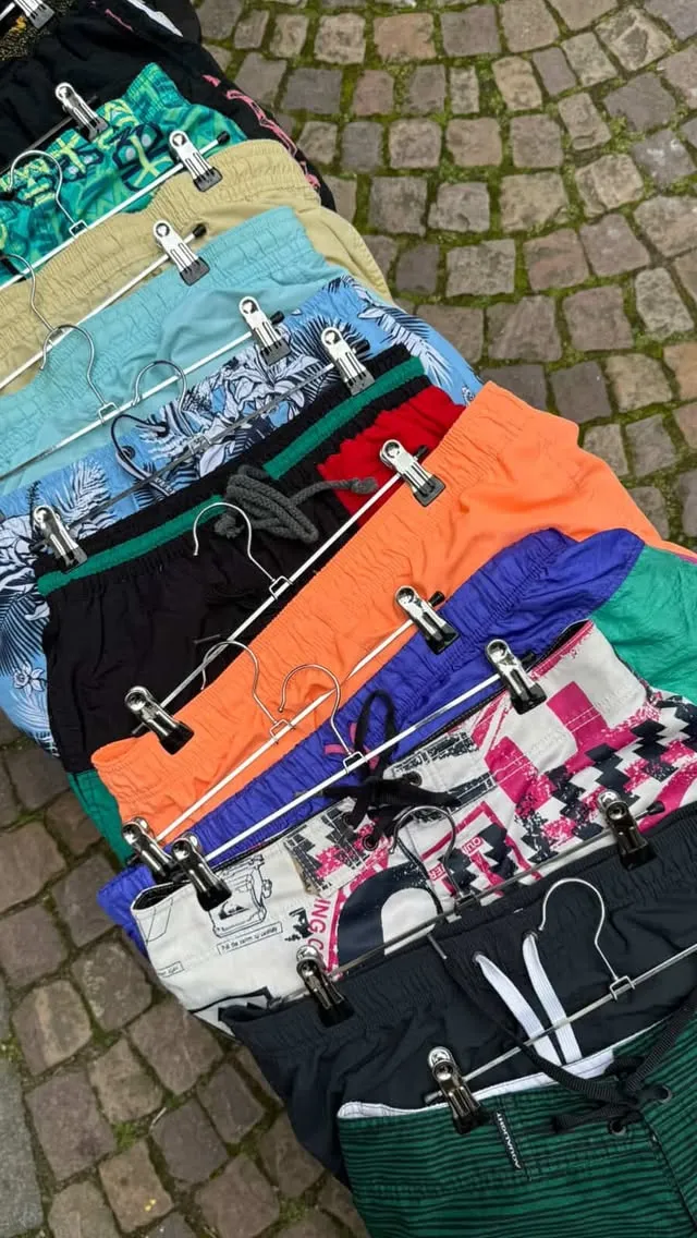 Tee-shirts vintage colorés étalés sur les pavés