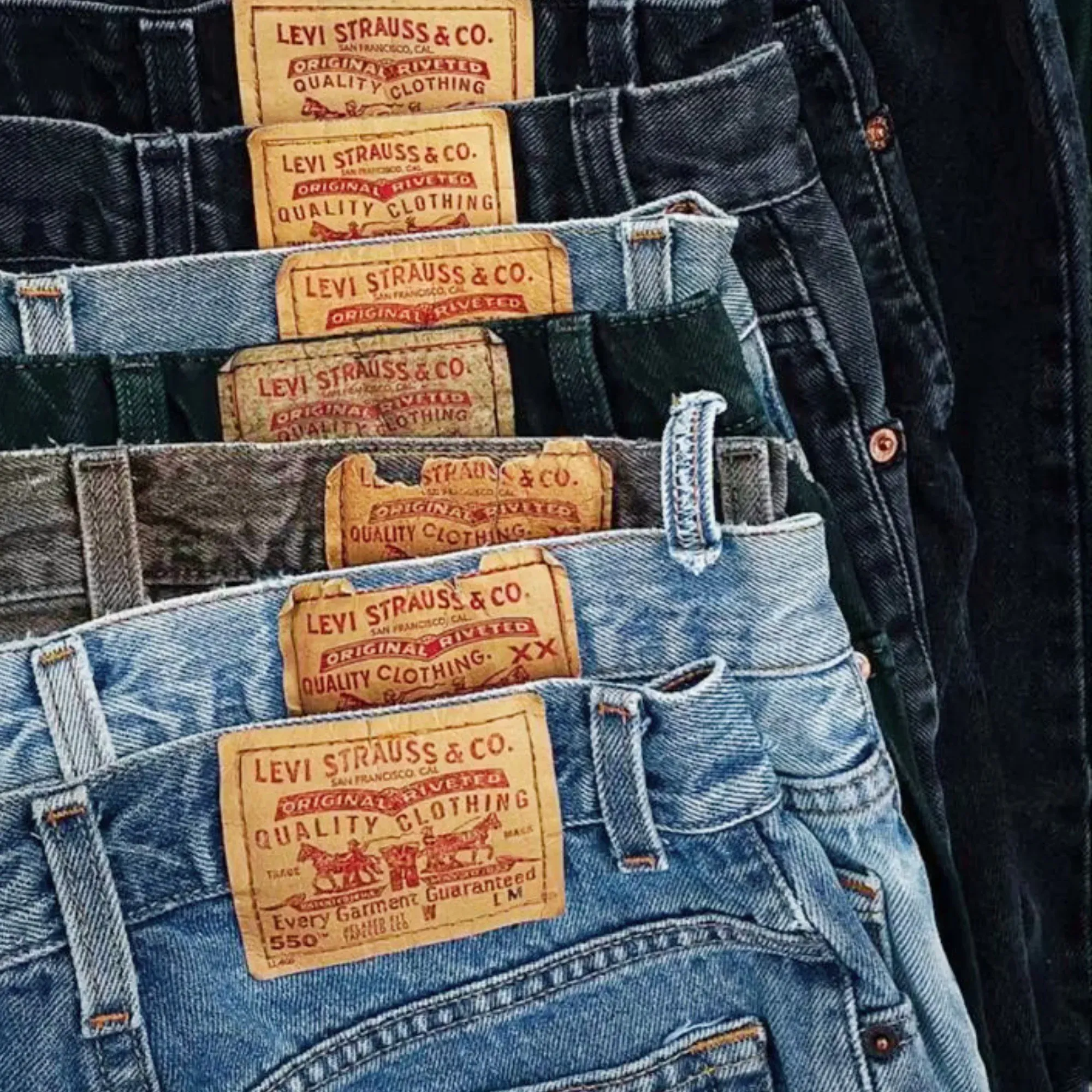 Pile de jeans Levi's vintage empilés, étiquettes cuir visibles