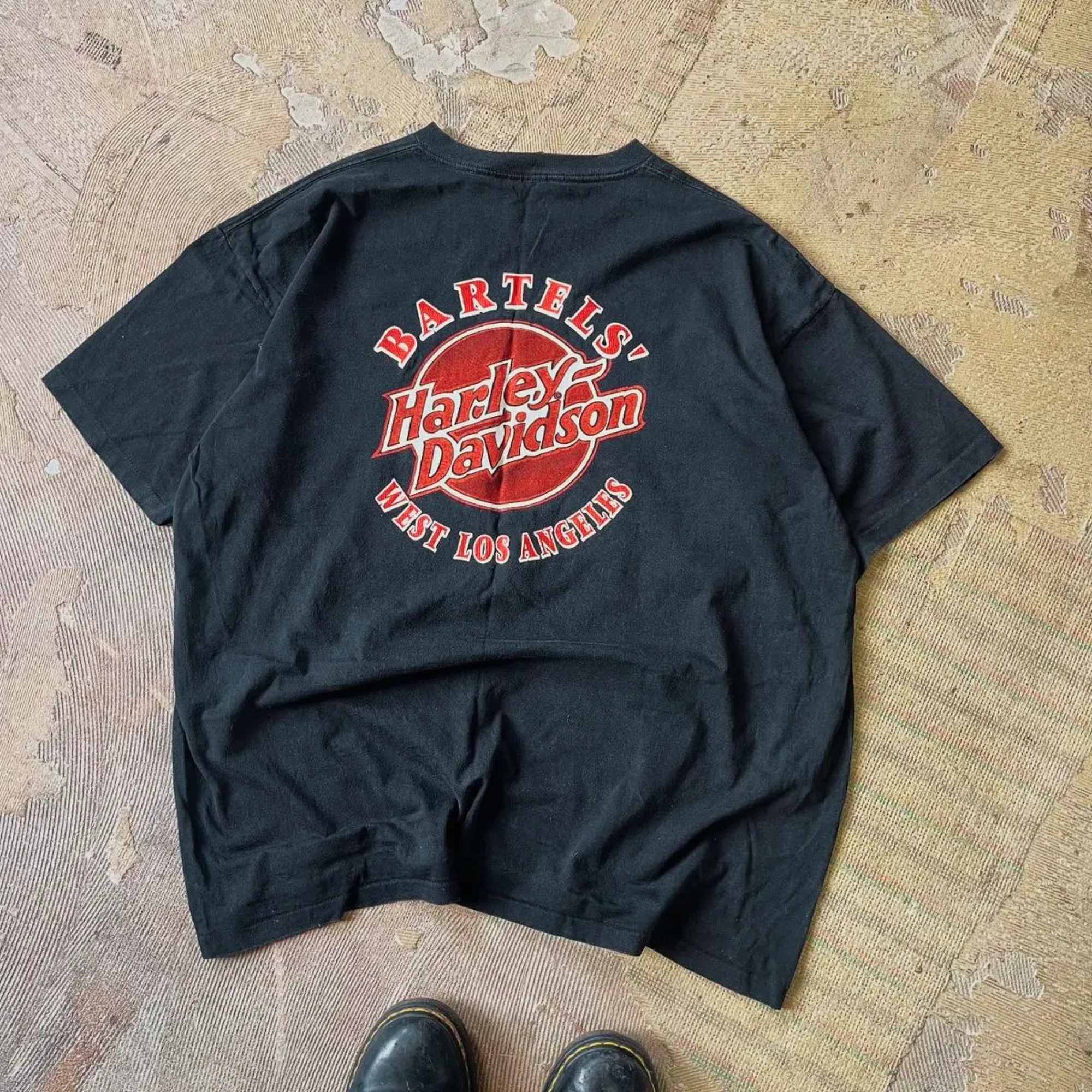 Tee-shirt Harley-Davidson noir vintage posé au sol